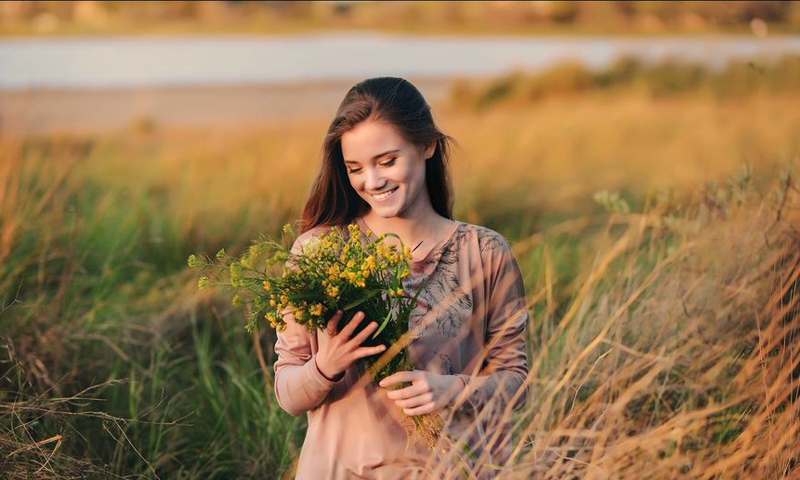 девушка с полевыми цветами